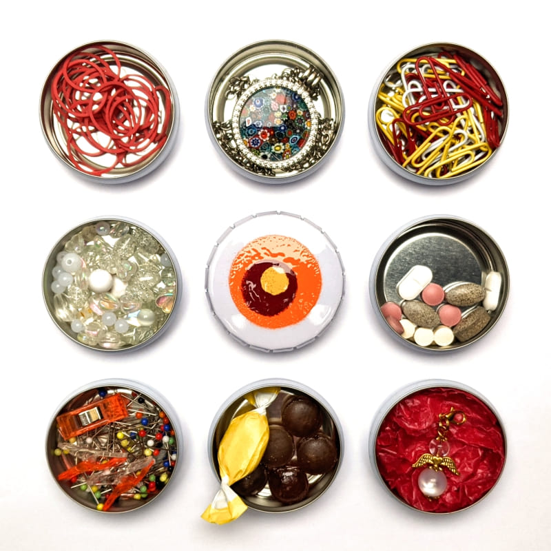 Bild mit Klick-Klack-Dosen geöffnet und verschiedenen Inhalten Bild mit Klick-Klack-Dosen geöffnet und verschiedenen Inhalten