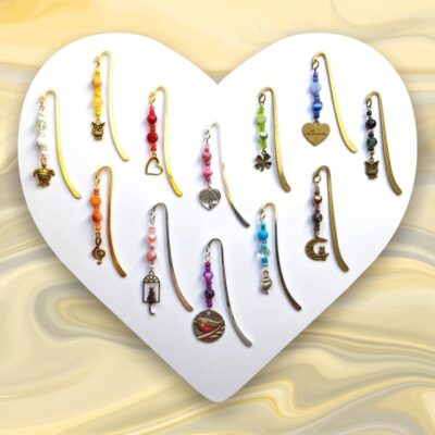12er Set Lesezeichen silber-, gold- und bronzefarben mit Perlen in 12 verschiedenen Farben und unterschiedlichen Metallanhängern
