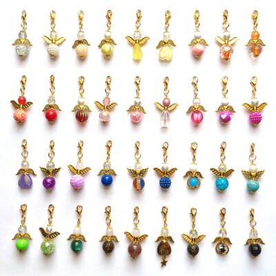 Set mit 36 Schutzengel, je 3 Stück in 12 verschiedenen Farben, alle mit goldfarbenen Flügeln