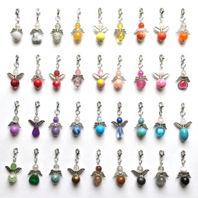 Set mit 36 Schutzengel, je 3 Stück in 12 verschiedenen Farben, alle mit silberfarbenen Flügeln