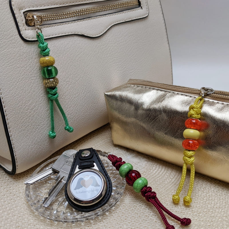 Schlüsselanhänger aus Paracord mit 3 großen Perlen an verschiedenen Taschen und einem Schlüsselring Schlüsselanhänger aus Paracord mit 3 großen Perlen an verschiedenen Taschen und einem Schlüsselring
