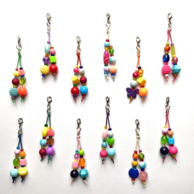 Set aus 12 kunterbunten Taschenanhängern für Kinder