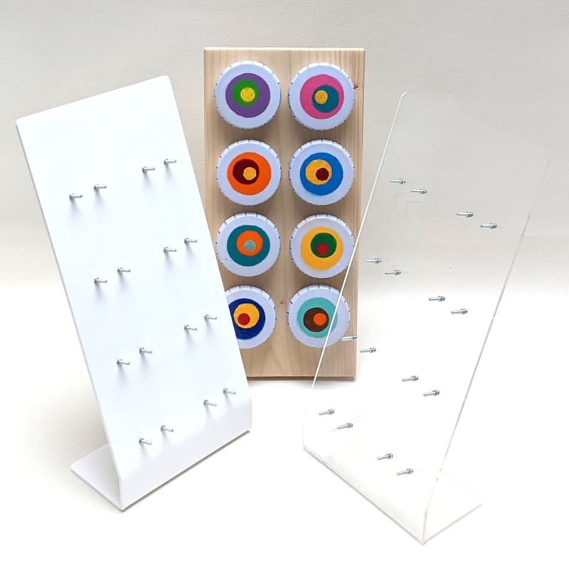 Verkaufsständer für 8 Klick-Klack-Dosen aus Holz dekoriert mit Ware Verkaufsständer für 8 Klick-Klack-Dosen aus Holz dekoriert mit Ware