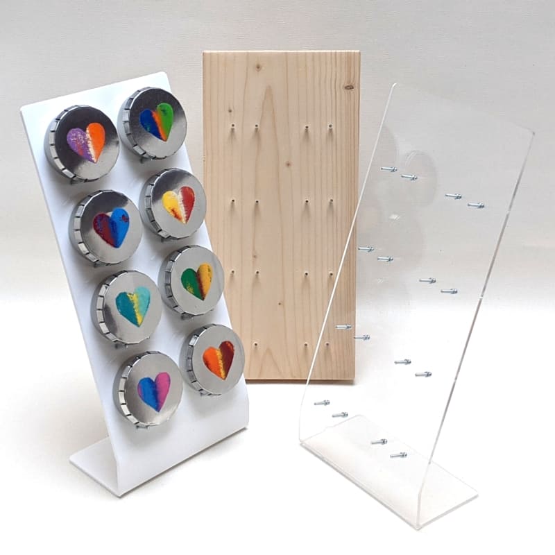 Verkaufsständer für 8 Klick-Klack-Dosen aus weißem Plexiglas dekoriert mit Ware