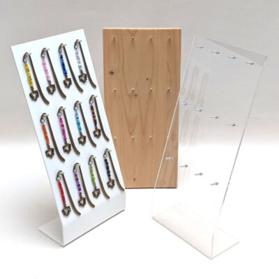 Verkaufsständer für 12 Lesezeichen aus weißem Plexiglas dekoriert mit Ware