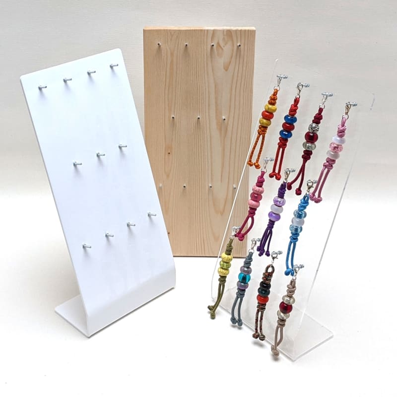 Verkaufsständer für 11 Schlüsselanhänger aus transparentem Plexiglas dekoriert mit Ware Verkaufsständer für 11 Schlüsselanhänger aus transparentem Plexiglas dekoriert mit Ware