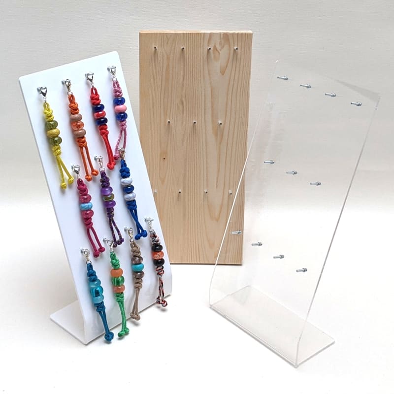 Verkaufsständer für 11 Schlüsselanhänger aus weißem Plexiglas dekoriert mit Ware