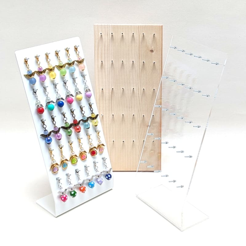 Verkaufsständer für 30 Schutzengel aus weißem Plexiglas dekoriert mit Ware Verkaufsständer für 30 Schutzengel aus weißem Plexiglas dekoriert mit Ware