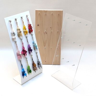 Verkaufsständer für 12 Taschenanhänger aus weißem Plexiglas dekoriert mit Ware