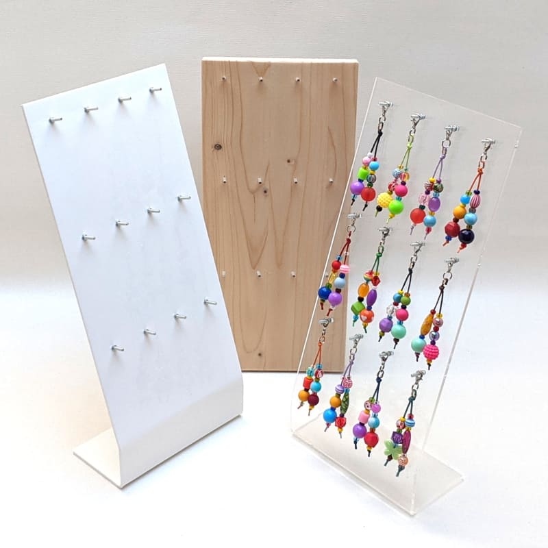 Verkaufsständer für 12 Taschenanhänger aus transparentem Plexiglas dekoriert mit Ware Verkaufsständer für 12 Taschenanhänger aus transparentem Plexiglas dekoriert mit Ware